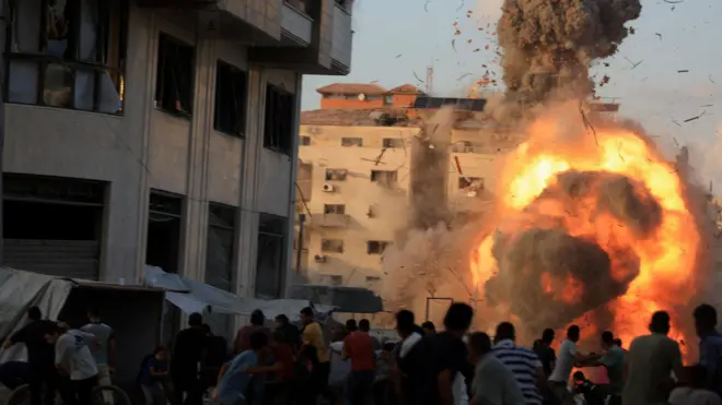 دخان ولهب أثناء انهيار مبنى سكني بعد غارة جوية إسرائيلية في مدينة غزة، في 7 سبتمبر/أيلول 2025