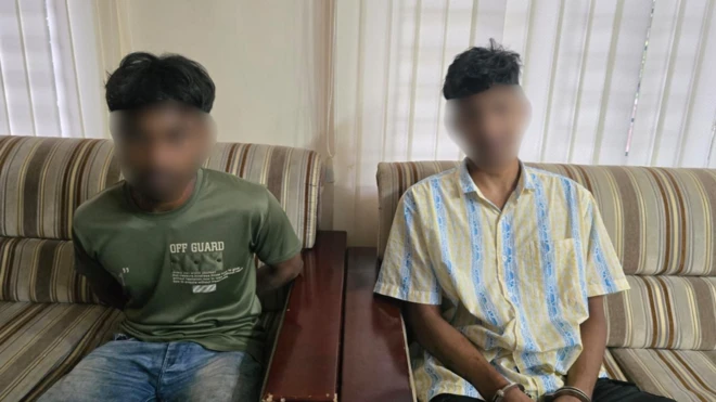 আটকের পর পুলিশের কার্যালয়ে আনার পর দুজনের এ ছবি তোলা হয়েছে বলে জানিয়েছে রংপুর ডিবি পুলিশ। ছবির এ শার্টের মতো একটি শার্ট পরিহিত অবস্থায় ঘটনাস্থলে গিয়েছিলেন সেখানকার ডিবির উপ পুলিশ কমিশনার। এ নিয়ে নানা আলোচনা হচ্ছে সামাজিক মাধ্যমে।