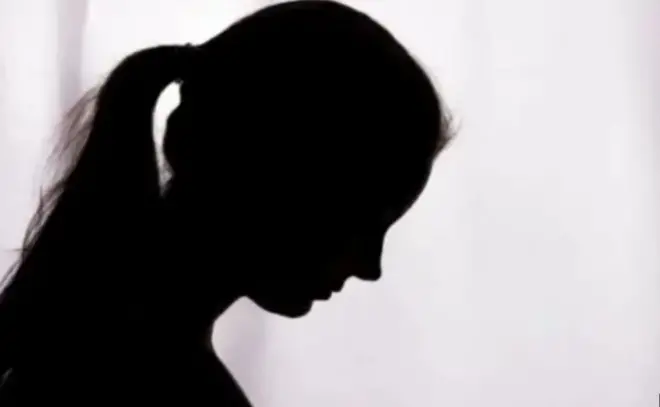 Силует жіник у темряві