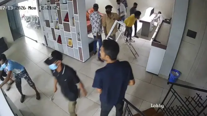 চাঁদা না দেওয়ায় সোমবার ডিজিটাল ডট নেটের কার্যালয়ে হামলায় অংশ নেওয়া ব্যক্তিদের বেশিরভাগই বয়সে তরুণ, মুখে ছিল মাস্ক পরা।