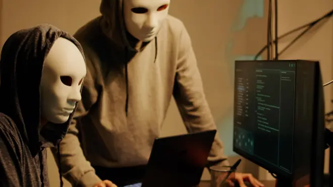 তথ্য চুরি করছে মুখোশ পরা দুইজন হ্যাকার 