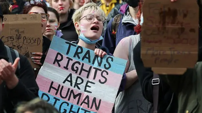 Personas de la comunidad transgénero protestan contra el fallo del Tribunal Supremo sobre la definición de mujer el 19 de abril de 2025 en Edimburgo, Escocia.