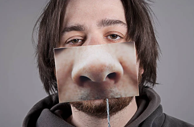 รูปผู้ชายกับภาพขยายจมูก