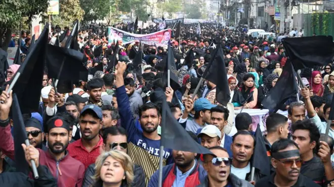 নির্বাচনের পর গত দশ দিনে এভাবে সারা দেশে অন্তত: দু’দফায় কালো পতাকা মিছিল করতে দেখা গেছে বিএনপিকে