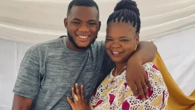 Ayomikun tíì ṣe ọmọ Peju Ogunmola fi ọwọ́ kọ iya rẹ lọrun, tí àwọn méjèèjì si rẹrìn