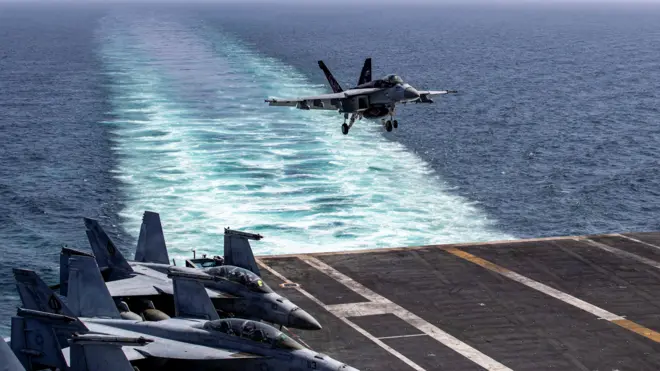 جنگنده روی ناو آمریکایی