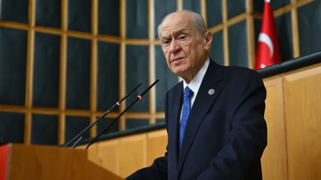 Devlet Bahçeli kürsüde konuşurken