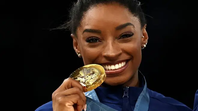 Simone Biles con la medalla de oro por equipos ganada en París