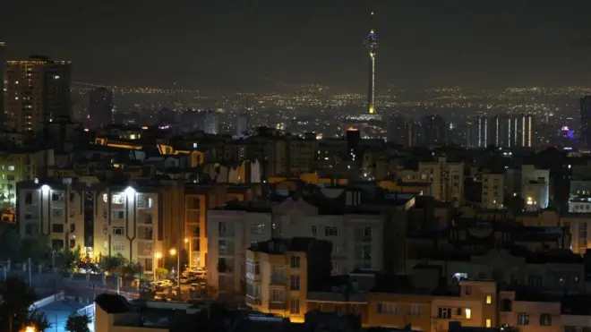 तेहरान में लोगों को तेज़ धमाकों की आवाज़ सुनाई दी