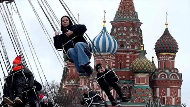 莫斯科某遊樂場上在玩機動遊戲的遊人