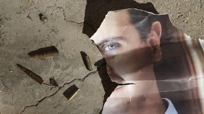 صورة ممزقة للرئيس السوري المعزول بشار الأسد، ملقاة على الأرض داخل مطار المزة العسكري قرب العاصمة دمشق