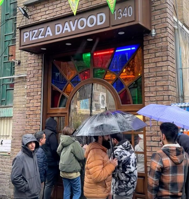 پیتزا داوود که به «قدیمی‌ترین پیتزافروشی تهران» معروف است، از پلمب این واحد صنفی به دلیل «عدم رعایت حجاب» خبر داد.
