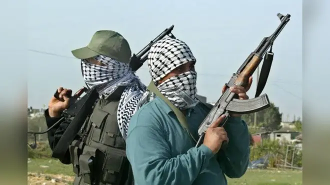 Awọn agbebọn ti wọn fi aṣọ bo oju pẹlu igbọn Ak47 lọwọ wọn