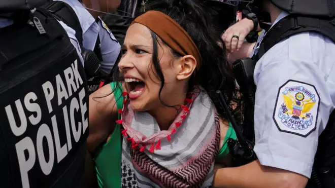 الشرطة الأمريكية تعتقل احدى المحتجات على خطاب نتنياهو في الكونغرس