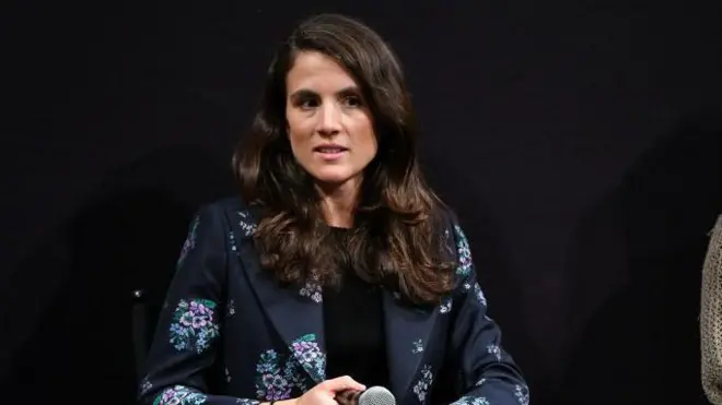 Tatiana Schlossberg con un micrófono durante una conferencia.