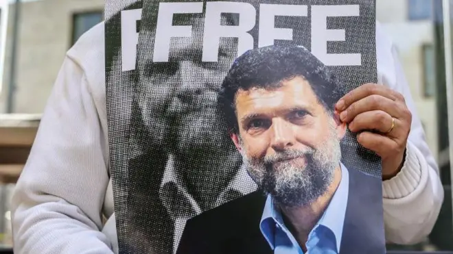 Osman Kavala'ya Özgürlük yazılı Kavala'nın posterini tutan bir el