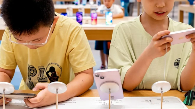 طفلان يستخدمان هواتف ذكية