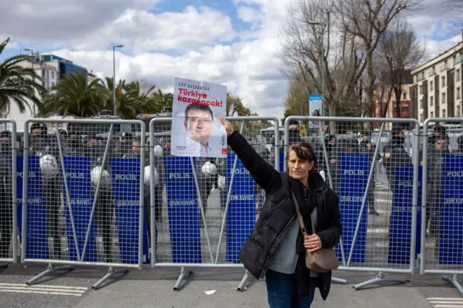 Vatan Caddesi'nde İmamoğlu posteri taşıyan bir eylemci. Posterde "Türkiye Kazancak" yazıyor.