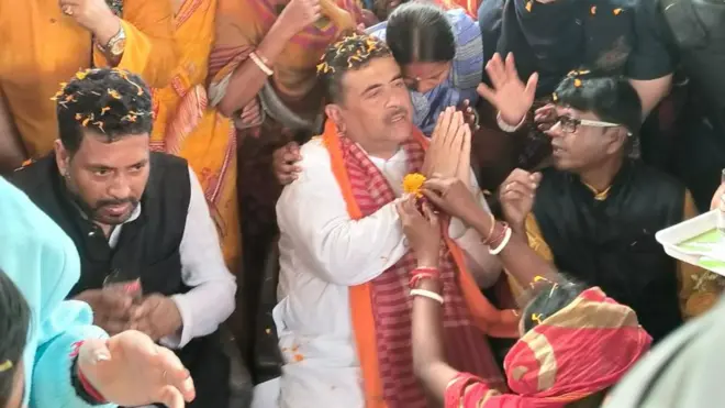 संदेशखाली में लोगों से मुलाकात करते शुभेंदु अधिकारी