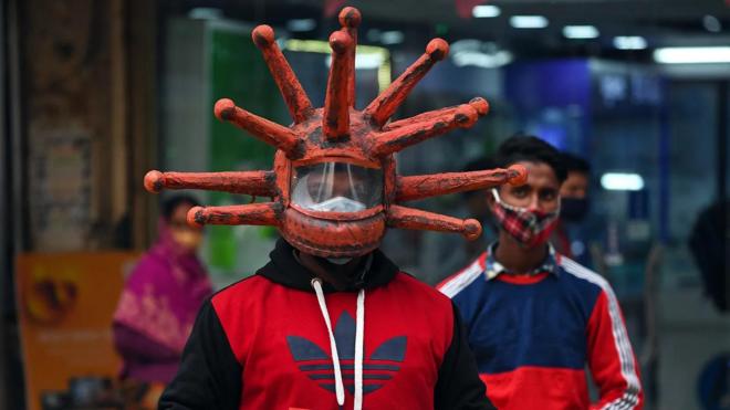 homem com capacetefutebol 24 horas apostaformato do coronavírus