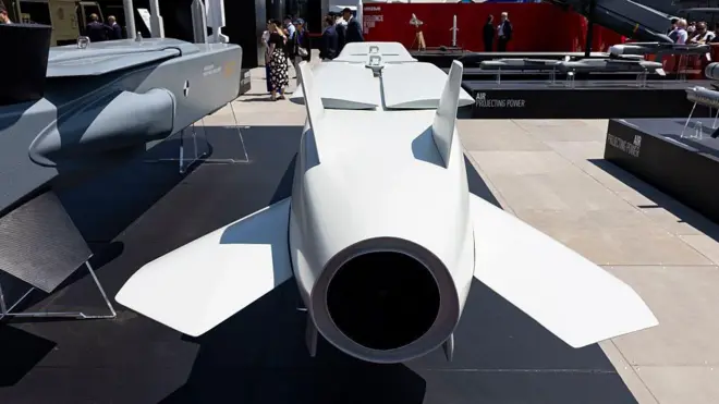Ракета Scalp Storm Shadow на выставке