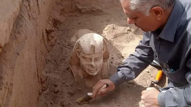 Penemuan patung sphinx yang tersenyum di Mesir