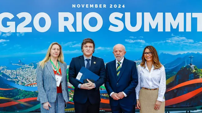 Foto de Milei, ao lado de sua irmã, Karina Milei, e Lula, ao lado de Janja.