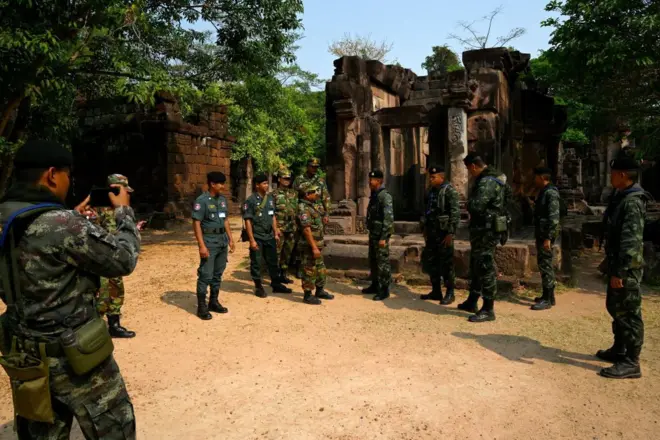 Quân lính Thái Lan và Campuchia trò chuyện với nhau tại ngôi đền cổ Khmer đang tranh chấp – Prasat Ta Muen Thom, hay Prasat Ta Moan Thom theo tiếng Khmer – nằm trên biên giới Campuchia – Thái Lan vào ngày 26 tháng 3 năm 2025