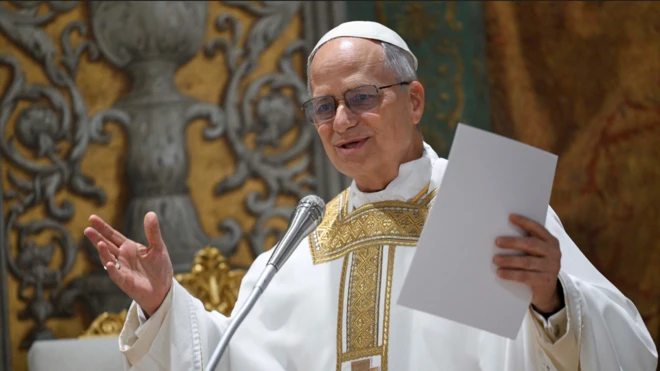 Papa Pope Leo XIV mu misa yiwe ya mbere ku kibanza ca Petero Mweranda mu gasengero ka Sixtine  i Vatakano ku wa gatanu 