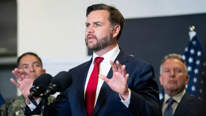 ABD Başkan Yardımcısı JD Vance ellerini havaya açmış şekilde konuşuyor.