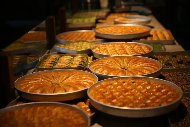 Bu hafta kutlanacak Ramazan Bayramı’nın en meşhur geleneklerinden biri tatlı tüketimi, tatlıların başında da baklava geliyor. Türkiye’nin dört bir yanında baklavacılar talebi karşılayabilmek fazla mesai yaparak çalışıyor, kimi baklavacılar çift mesaili çalışmaya geçti. Ancak yükselen gıda fiyatları talep konusunda soru işaretleri yaratıyor.