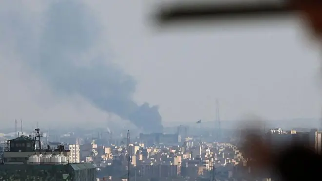 دود از محل یک حمله در تهران در اول آوریل ۲۰۲۶ برخاسته است. یک خبرنگار خبرگزاری ای‌اف‌پی گزارش داد که بعدازظهر اول آوریل چندین انفجار بزرگ در غرب پایتخت ایران، تهران، رخ داده است. 