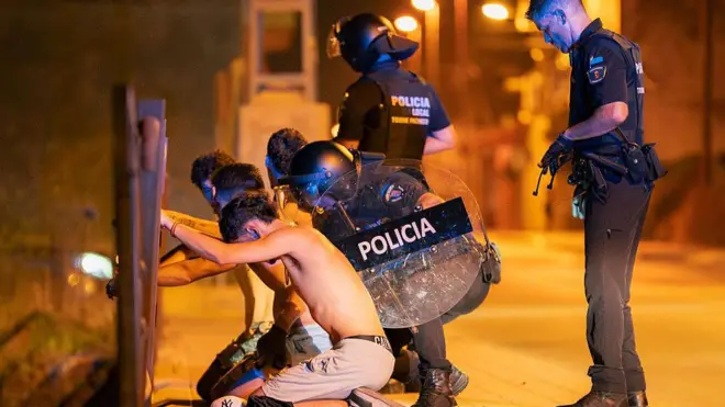 La policía detiene a varios jóvenes en Torre Pacheco, Murcia.