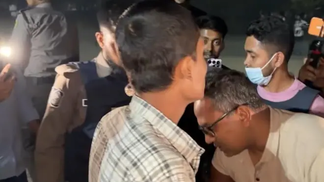 পুলিশের মাদক বিরোধী অভিযানের সময় কয়েকজনকে লাঠিপেটা করতেও দেখা গেছে 