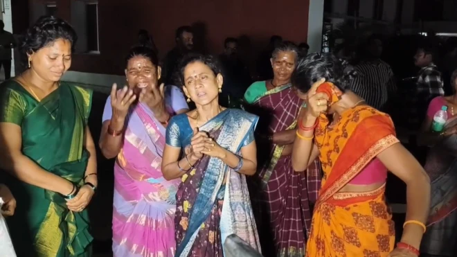 రోదిస్తున్న మహిళలు