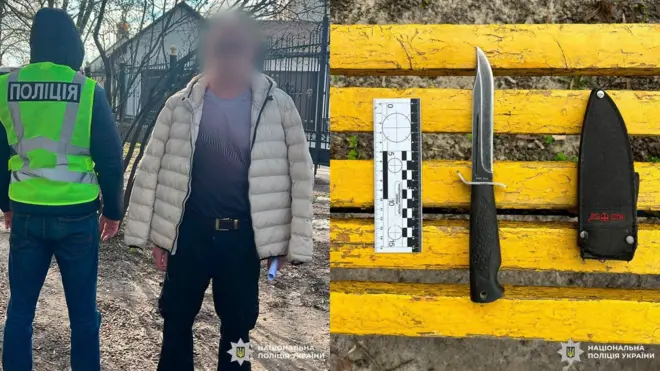 Ліворуч поліцейський затримує чоловіка в світлій куртці; його обличчя розмите. Праворуч на жовтій лавці лежать ніж, його чохол і лінійка‑замірник, сфотографовані як речові докази поліції.