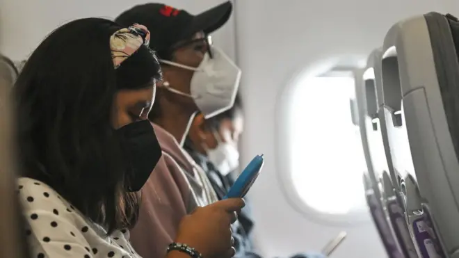 Uçakta maske takanlar