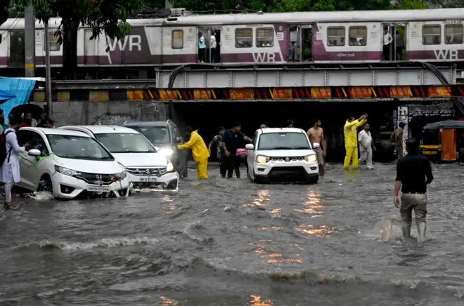 मुंबईत नेहमी पाणी का तुंबतं? ते टाळण्यासाठीचे 11 उपाय 