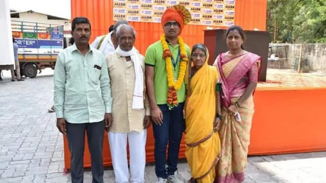 निळकृष्ण गजरे आणि त्याचं कुटुंब 