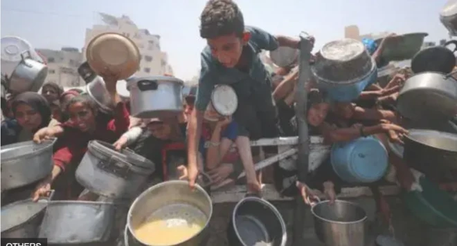 Àwọn èèyàn tí wọ́n ń wá ọ̀nà láti gba oúnjẹ ní Gaza