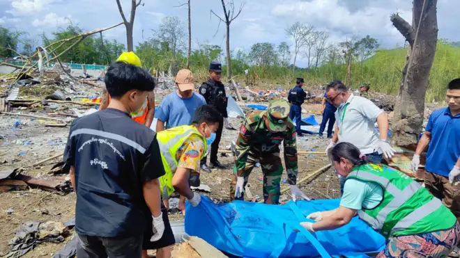 မေလ ၃၁ ရက်နေ့တုန်းက နမ့်ခမ်းက ပေါက်ကွဲမှုမှာ ပြုလုပ်နေတဲ့ ကူညီကယ်ဆယ်ရေး 