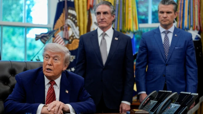 El presidente de Estados Unidos, Donald Trump, habla en el Despacho Oval, mientras el secretario de Defensa, Pete Hegseth, y el secretario del Interior, Doug Burgum, observan la firma de una orden ejecutiva,