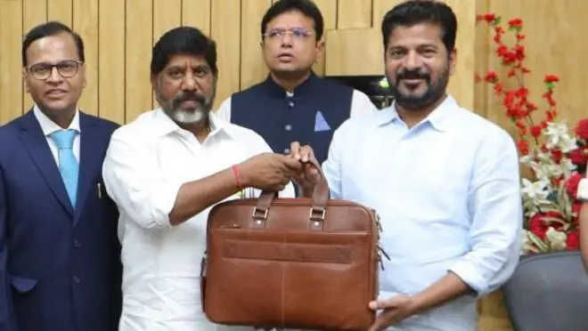 తెలంగాణ బడ్జెట్ బ్యాగుతో ఉపముఖ్యమంత్రి భట్టి విక్రమార్క, ముఖ్యమంత్రి రేవంత్ రెడ్డి
