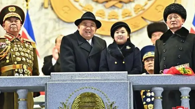 Kim Ju-ae akiangalia gwaride na Kim Jong-un