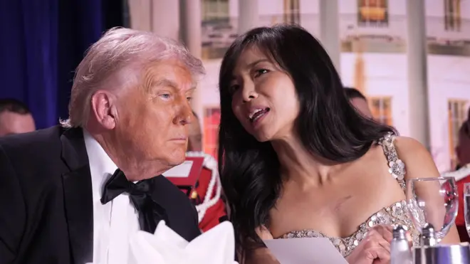 अमेरिका के राष्ट्रपति डोनाल्ड ट्रंप और सीबीएस न्यूज़ की सीनियर रिपोर्टर वीजा ज्यांग, व्हाइट हाउस कॉरस्पॉन्डेंट्स एसोसिएशन डिनर के दौरान (तस्वीर: 25 अप्रैल 2026)