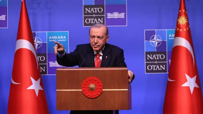 Cumhurbaşkanı Recep Tayyip Erdoğan NATO Zirvesi ikinci gününde kürsüde soruları yanıtlıyor.