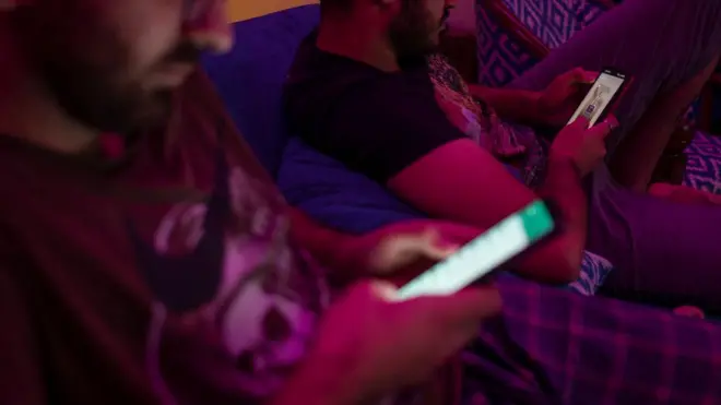 ب﻿رخی کمپانی‌های آمریکایی مانند واتس‌اپ متهم شده‌اند که دسترسی برخی شهروندان ایرانی را محدود کرده‌اند، اما واتس‌اپ این اتهام را رد کرد