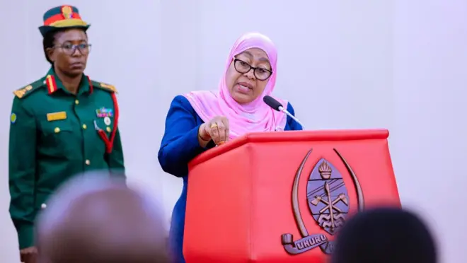 Perezida Samia Suluhu n'umurinzi we inyuma ye