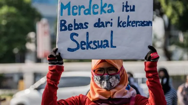 Seorang perempuan yang berdemonstrasi dalam aksi di depan Dewan Perwakilan Rakyat (DPR) mendesak pengesahan Rancangan Undang-Undang tentang Penghapusan Kekerasan Seksual (RUU PKS) di Jakarta, pada Selasa, 7 Juli 2020.