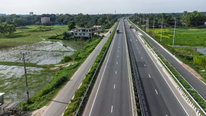 বাংলাদেশের ঢাকা টাঙ্গাইল মহাসড়ক।